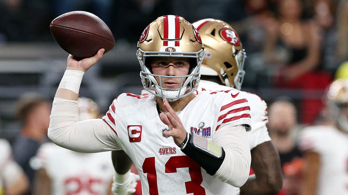 Brock Purdy throws ball