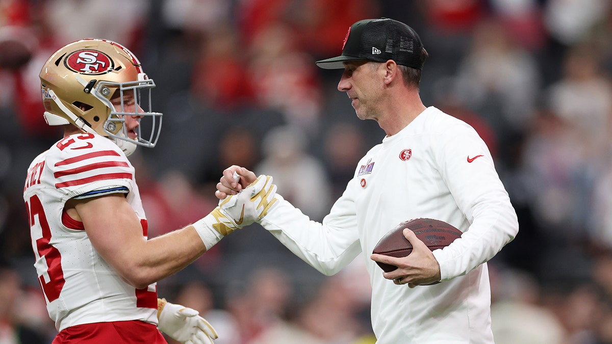 Kyle Shanahan interacts with Christian McCaffrey