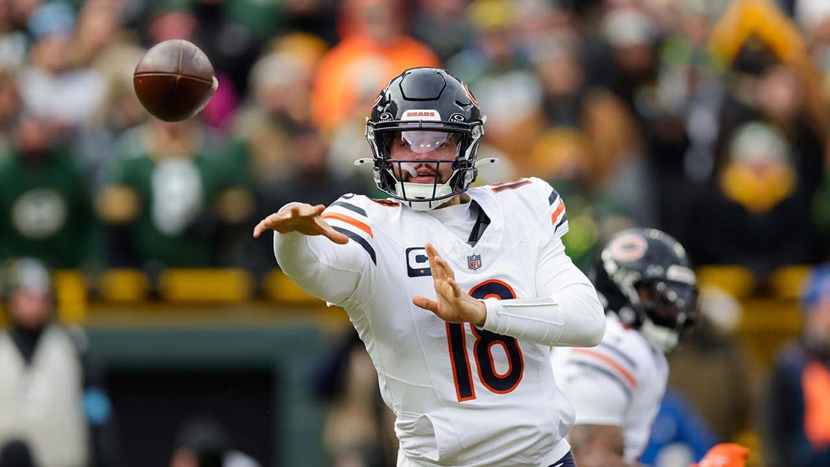 Caleb Williams throws