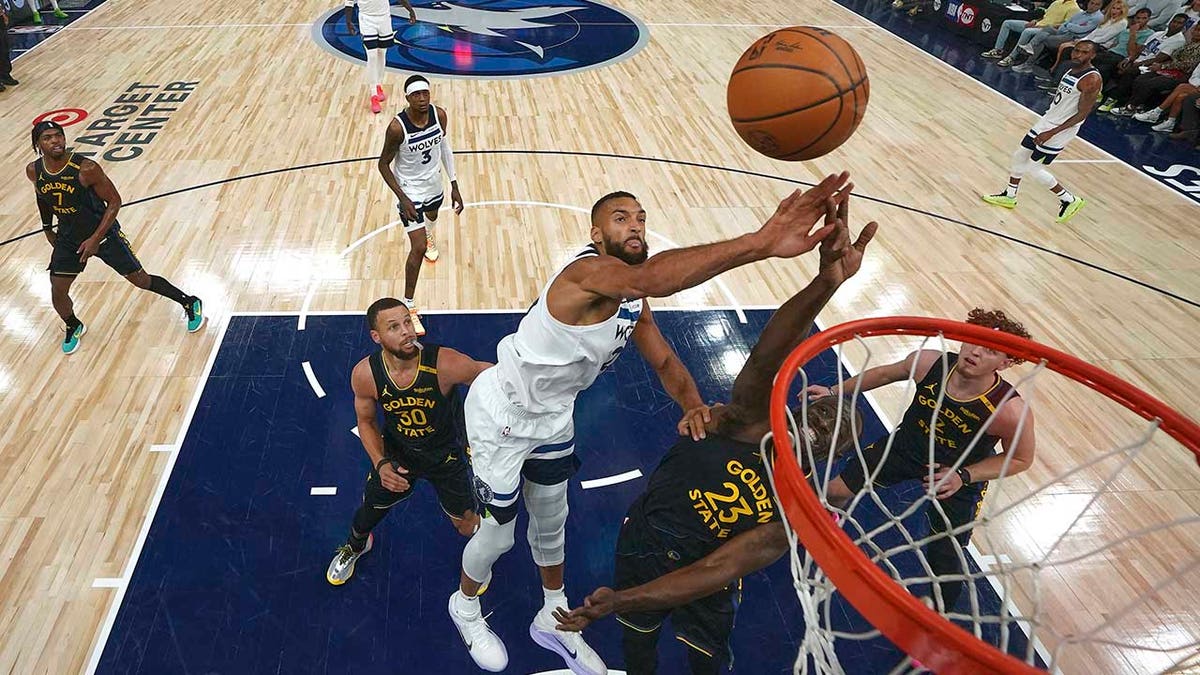 Draymond Green vies for a rebound