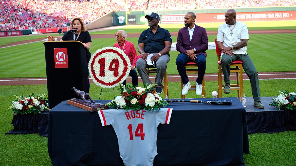Ex-Reds players celebrate Pete Rose