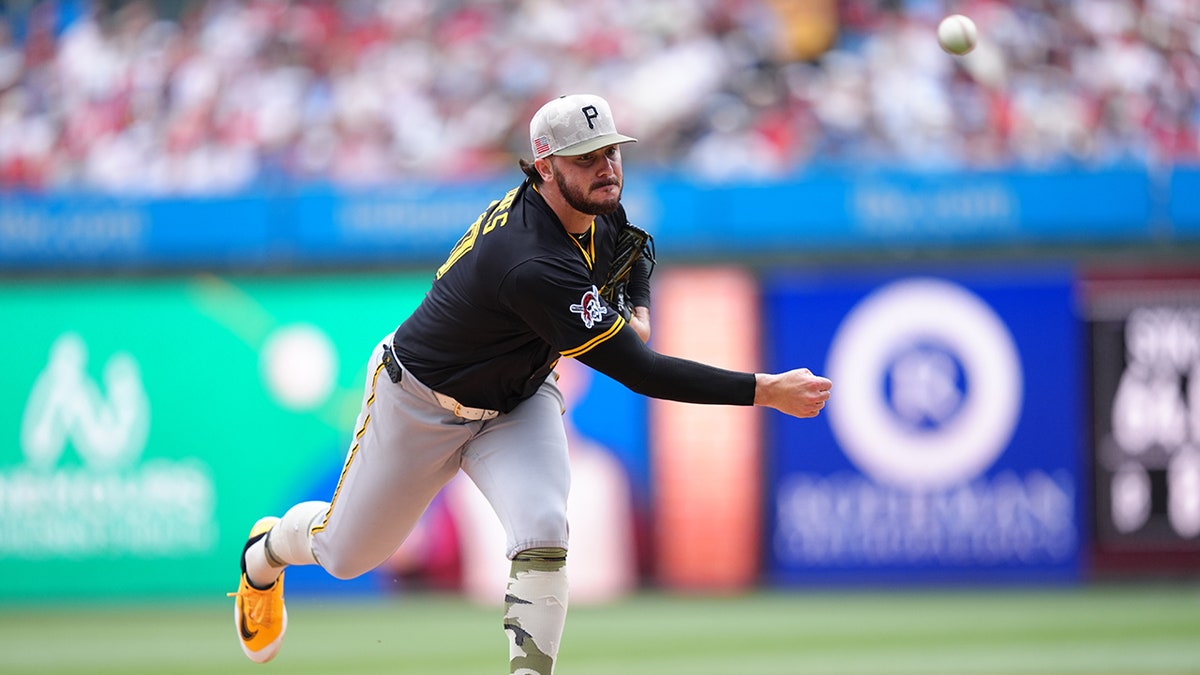 Paul Skenes throws pitch