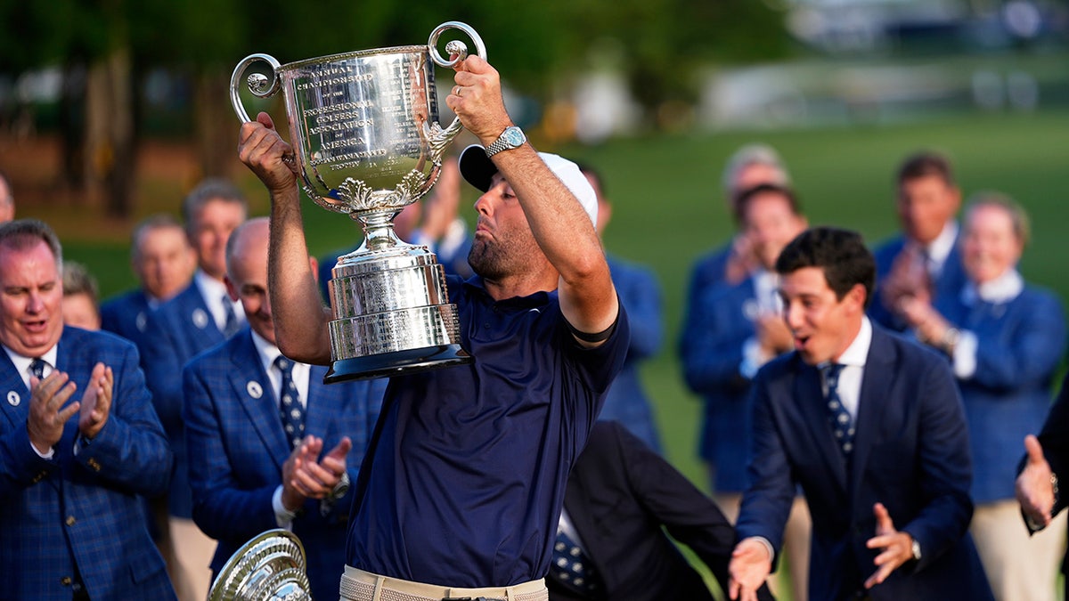 Scottie Scheffler drops the top