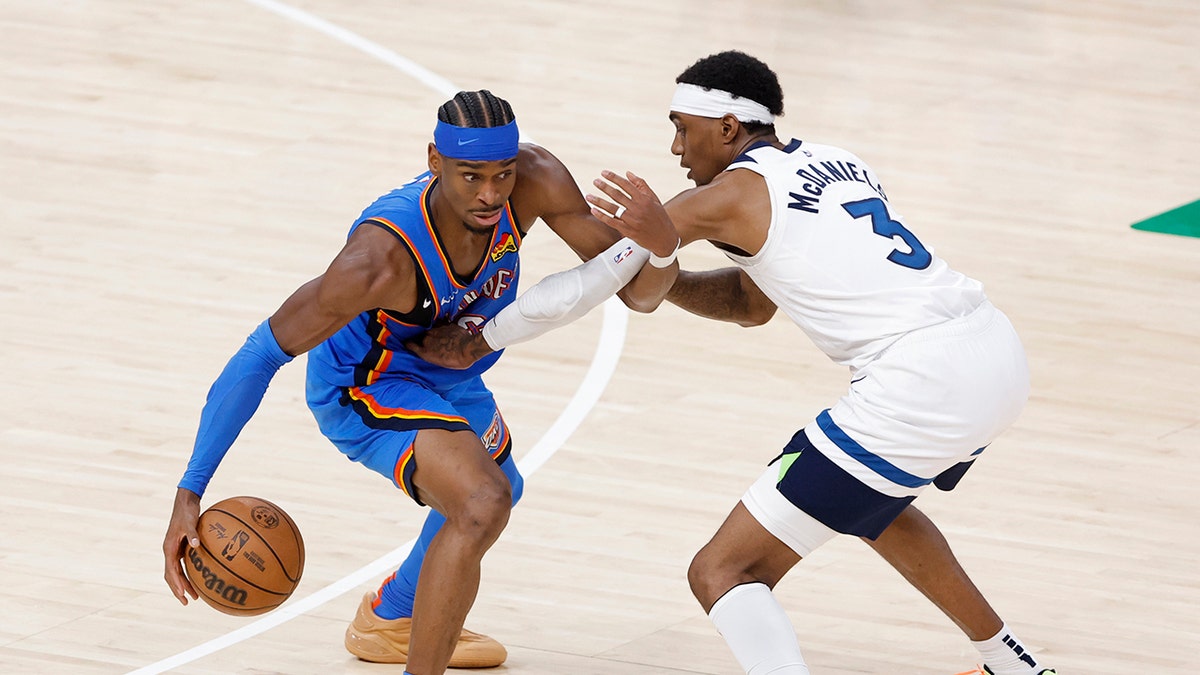 Jaden McDaniels guarding SGA