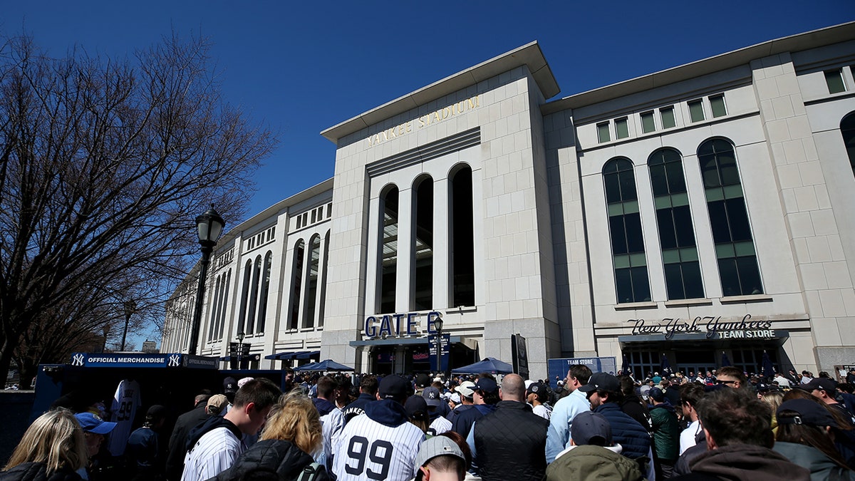 Yankee fans outside stadium