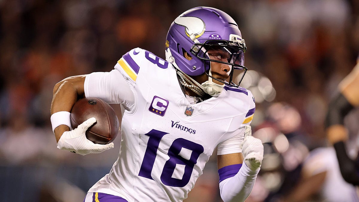 Justin Jefferson runs with ball