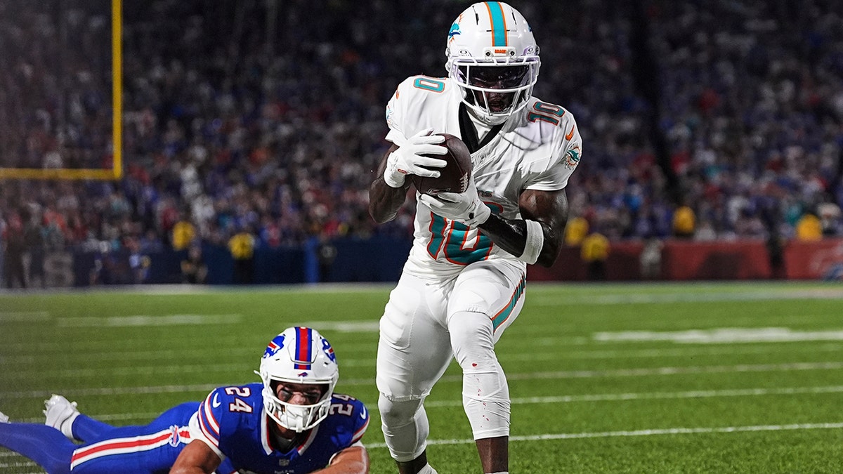 Tyreek Hill catches the ball