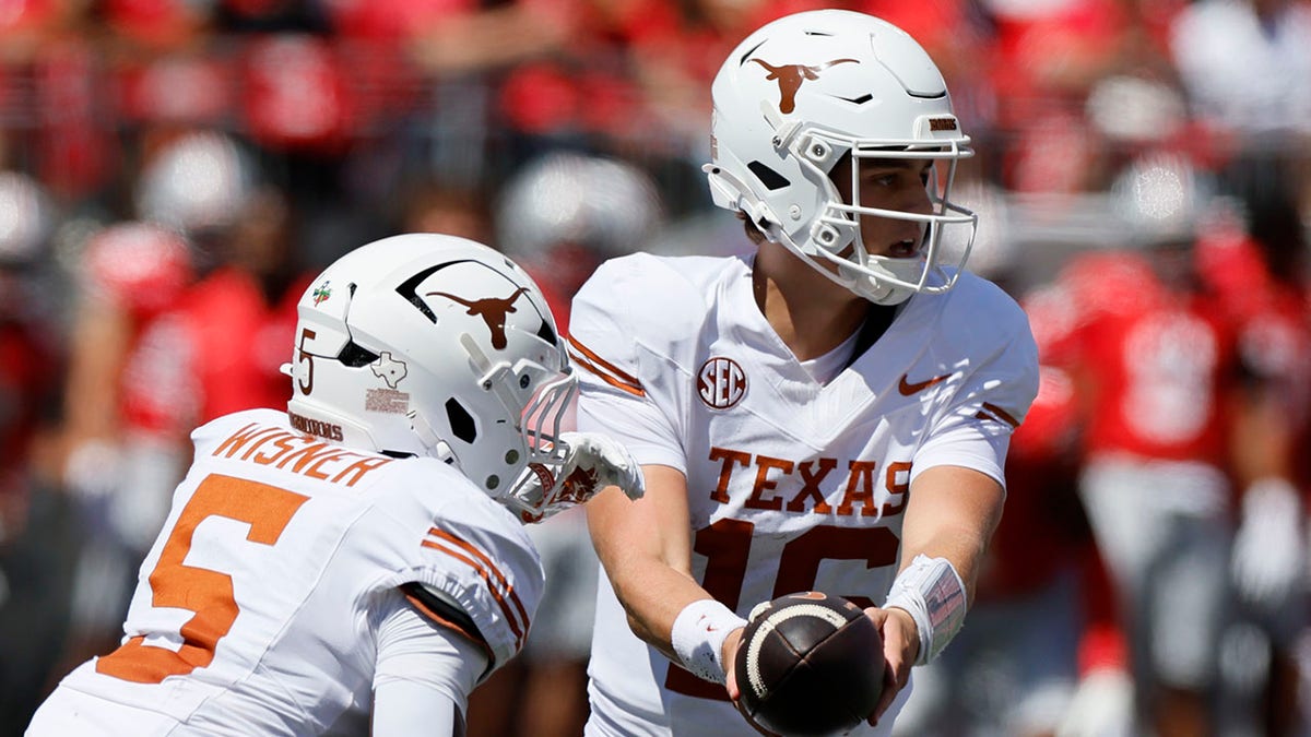 Arch Manning gives the ball to Quintrevion Wisner