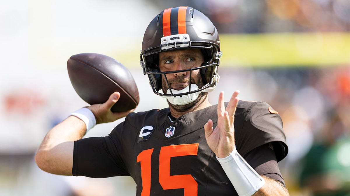 Joe Flacco makes pass