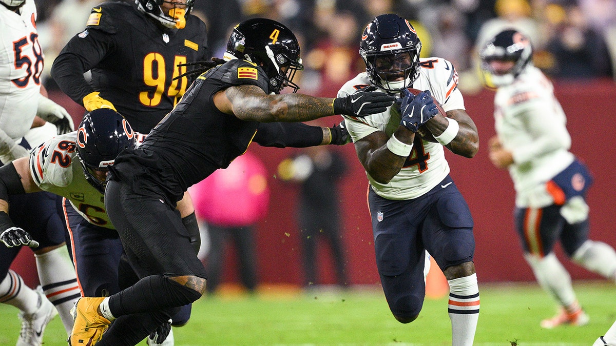 De'Andre Swift runs between the tacklers