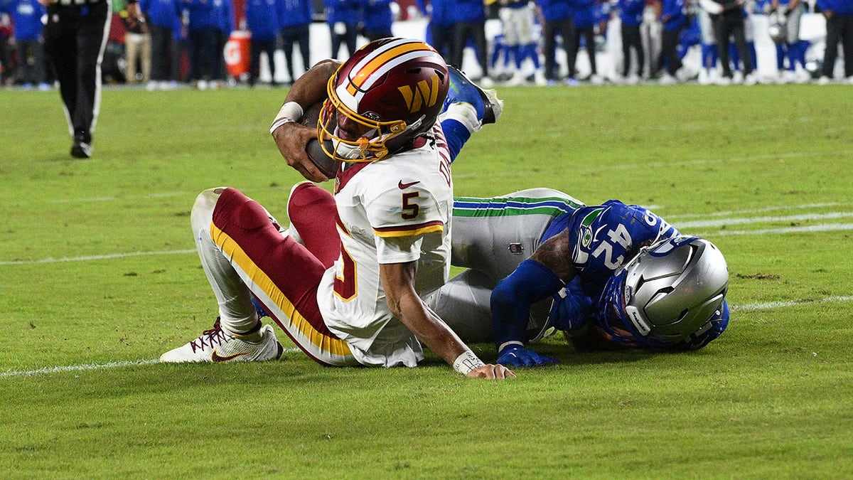 Jayden Daniels hurts his arm